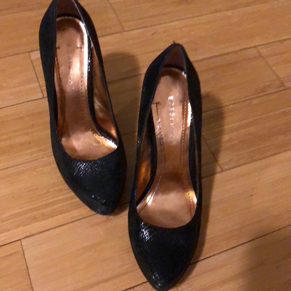 Bcbg shiny scaled heels